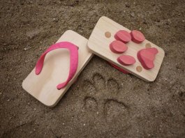 Divertidas sandalias de madera para dejar huellas de animales en la arena