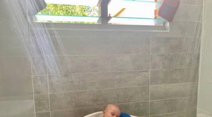 Charli Chair para poder bañar al bebé en la ducha
