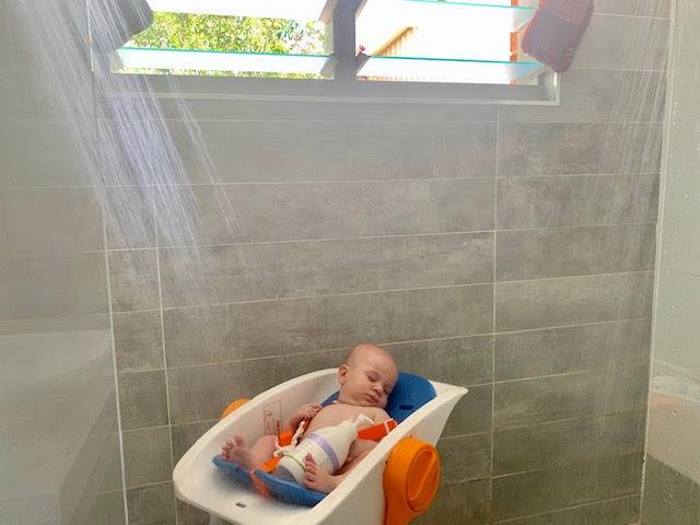 Charli Chair para poder bañar al bebé en la ducha - eLife
