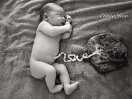 bebé con placenta y cordón umbilical