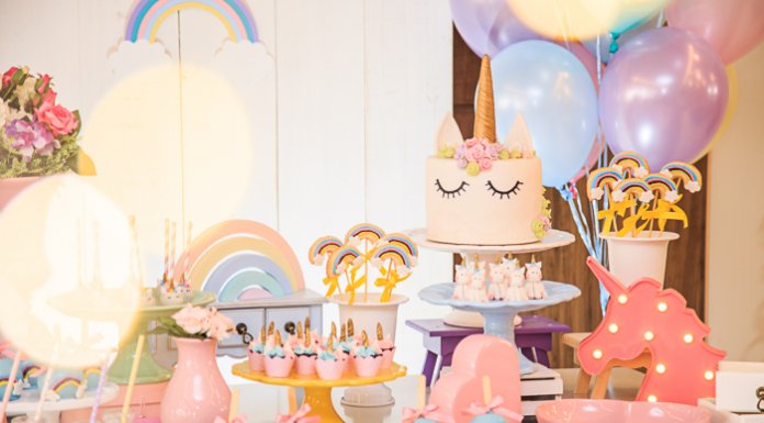 Fiesta temática de unicornios para celebrar un cumpleaños infantil