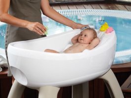Bañera con hidromasaje y cromoterapia para bebés