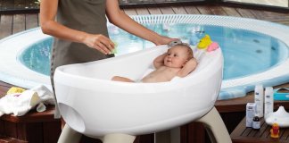 Bañera con hidromasaje y cromoterapia para bebés